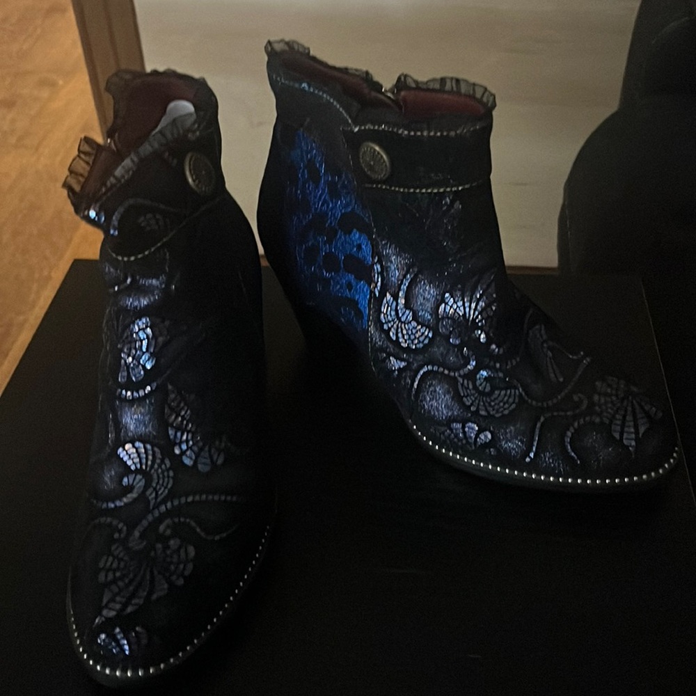 L’artiste Dessa Bootie size 40 (9US). Never worn.